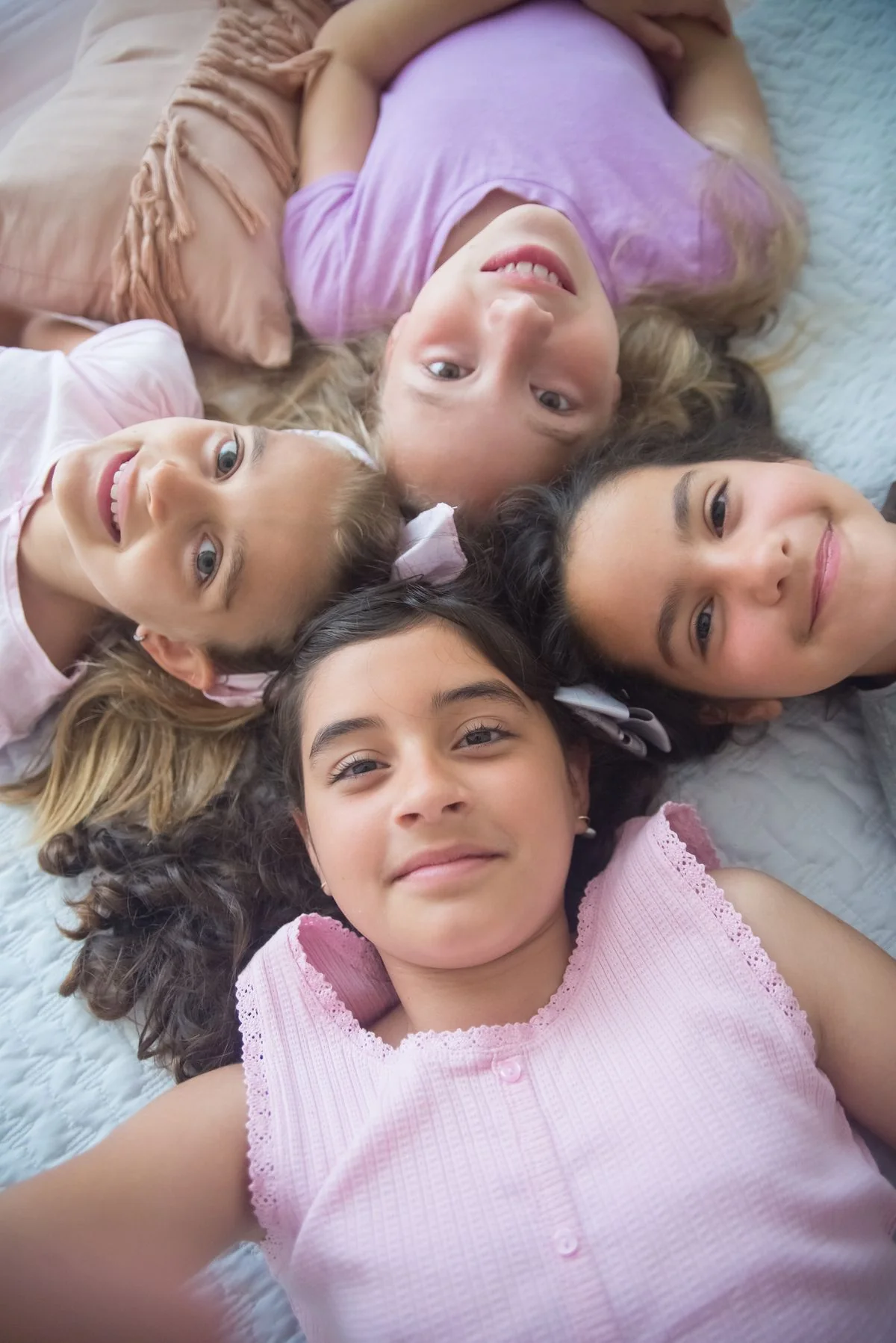 Crianças sorrindo juntas, vistas em uma roda