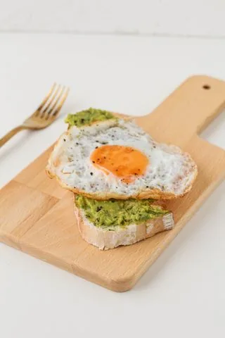 Torrada com avocado e ovo