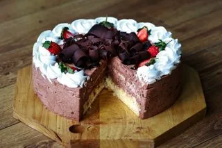 Bolo de chocolate decorado com creme e morangos