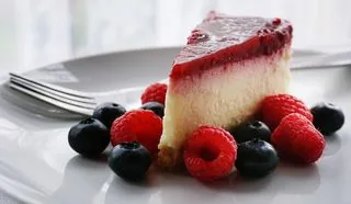 Fatia de cheesecake com frutas vermelhas