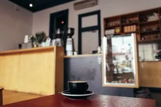 Xícara de café em uma mesa de cafeteria