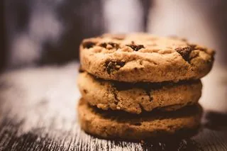Cookies com pedaços de chocolate empilhados