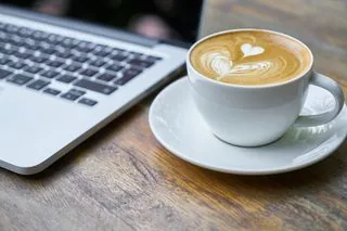 Café com leite e latte art na xícara