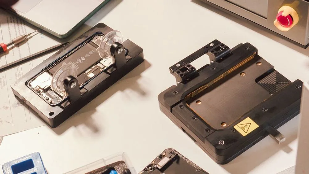 Aula prática de reparo de smartphone na bancada técnica