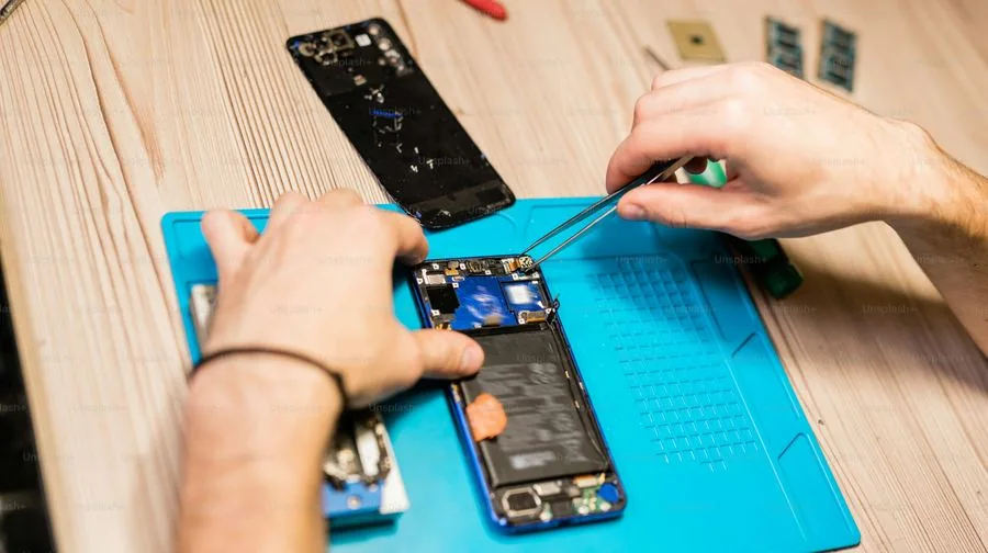 Diagnóstico de smartphone com pinça de precisão