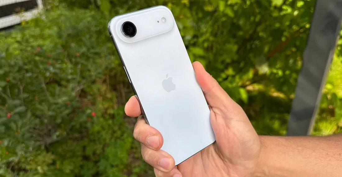 Smartphone branco em mãos, em ambiente externo