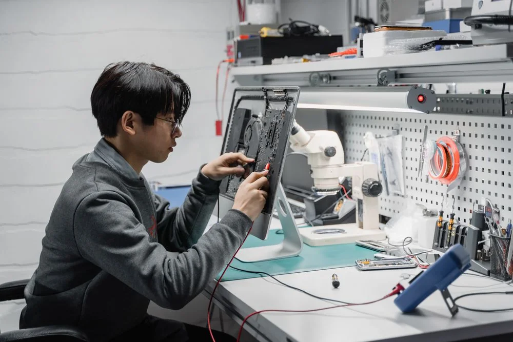 Foto ilustrativa de um técnico trabalhando com eletrônica
