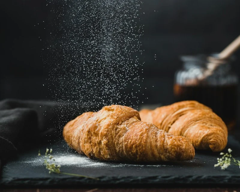 Croissants dourados e folhados recém-assados em forma de assar