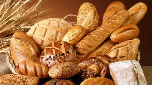 Pães de fermentação natural recém-saídos do forno